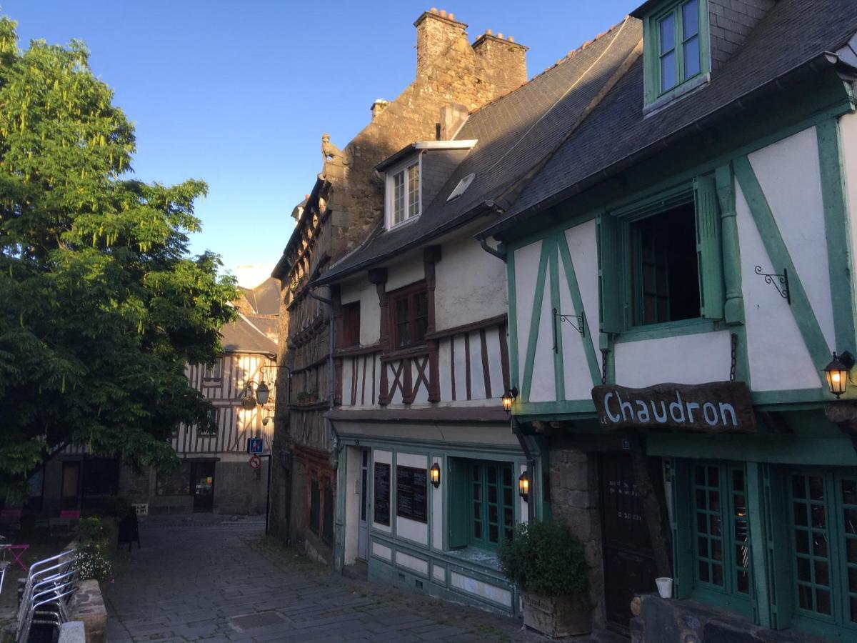 Marie Et Brieuc _ Duplex Lumineux Colore Atypique Face Cathedrale Saint-Brieuc Exterior photo